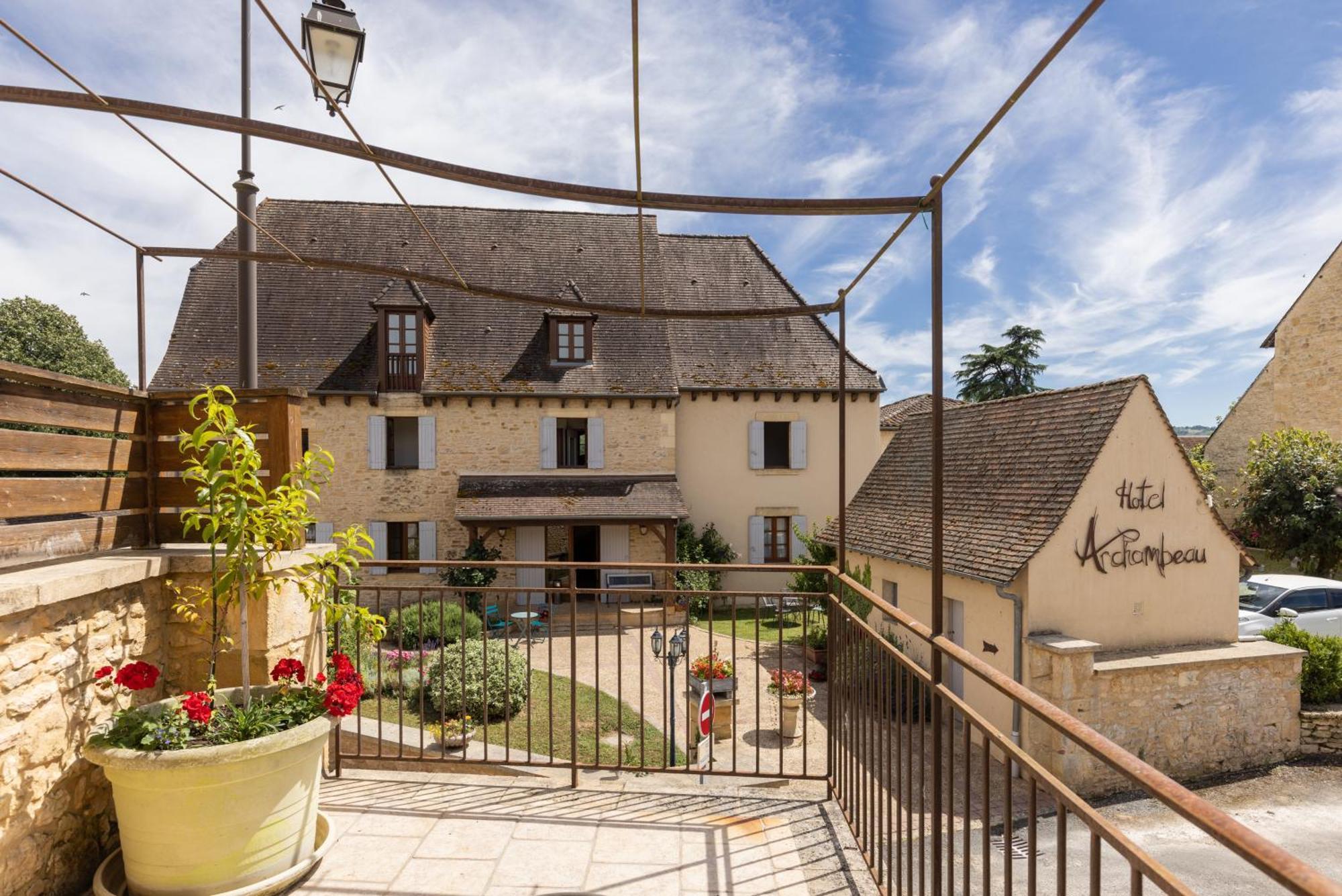 Hotel Archambeau Thonac Exterior foto